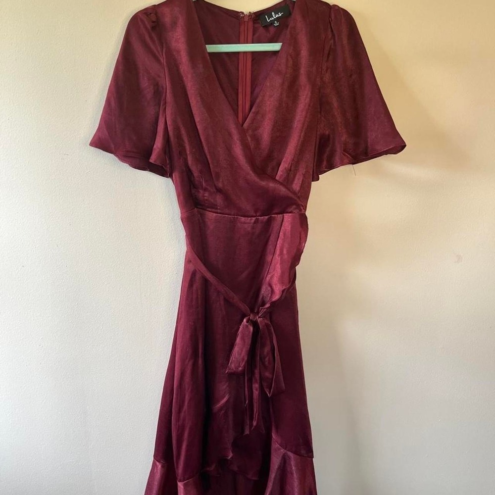 Lulus burgundy satin midi dress with tie waist and short sleeves. Size: S